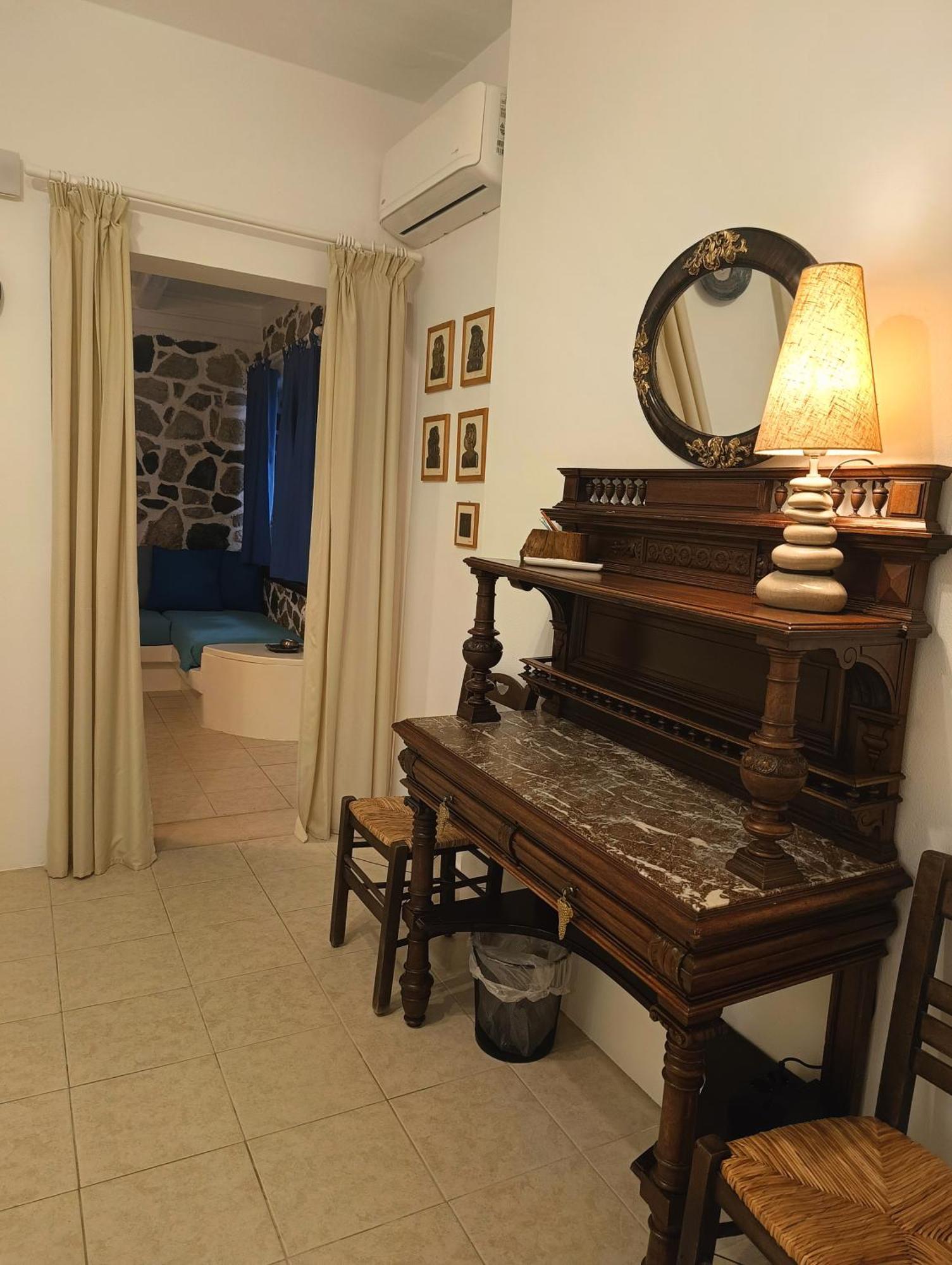 Moschatos Beach House Kamári Quarto foto